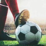 giovane tiene piede su pallone